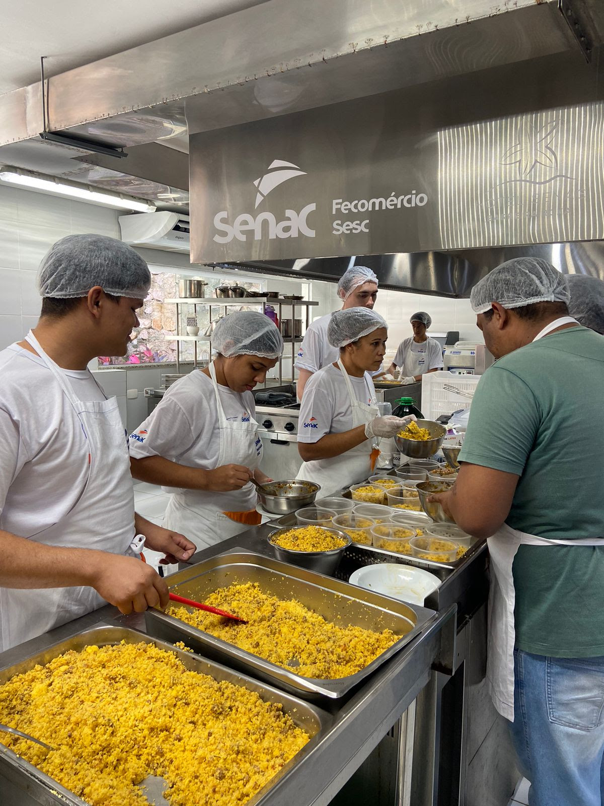 Senac RN realiza distribuição de refeições gratuitas durante São João do Comércio