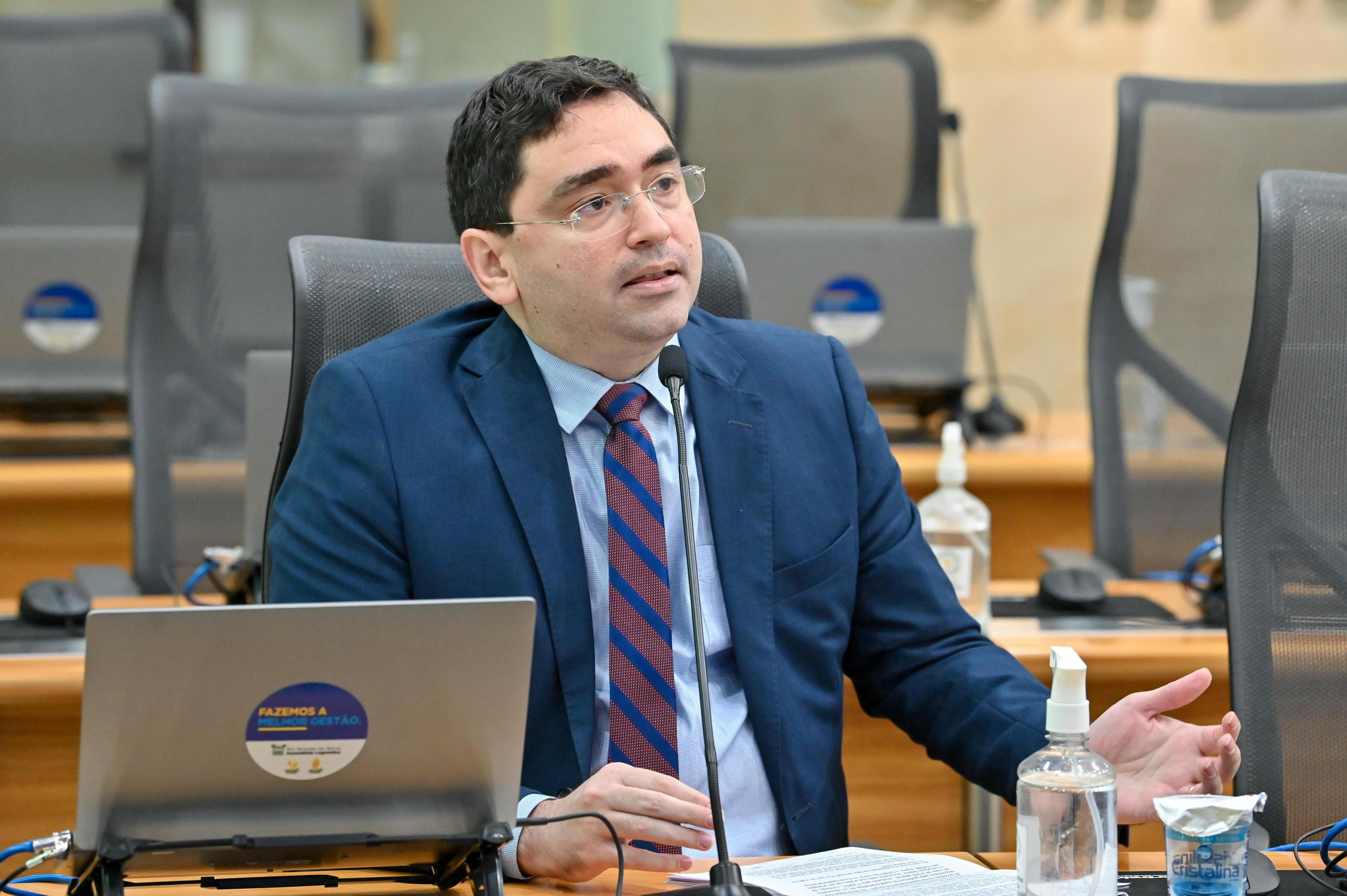 Adjuto Dias defende liberação imediata de licença para engorda de Ponta Negra