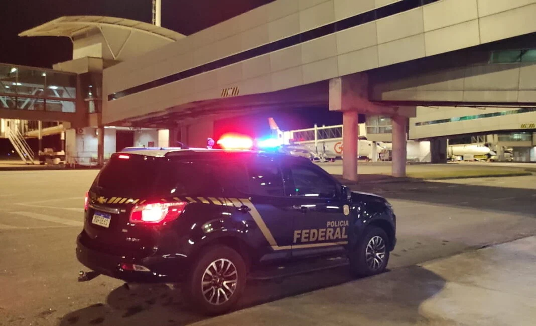 Mulheres procuradas pela Justiça são presas pela PF por roubo e homicídio no Aeroporto Aluízio Alves