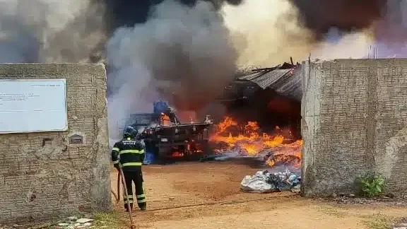 Bombeiros do RN combatem incêndio em galpão de empresa de produtos recicláveis em Mossoró