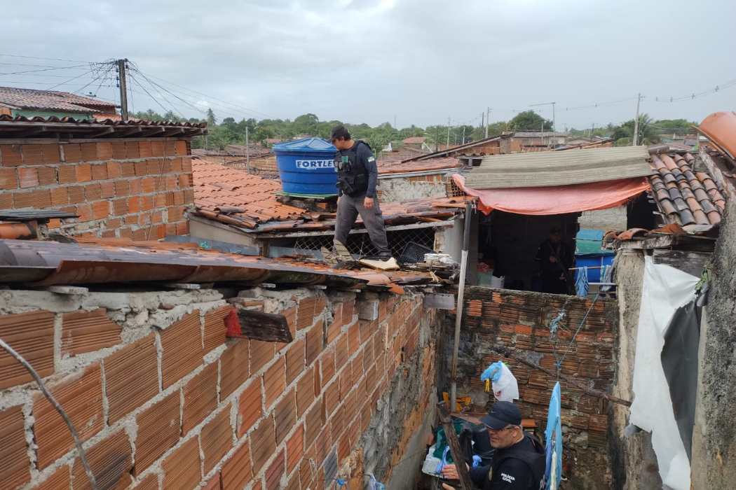 Homem tenta fugir pelo telhado, mas é preso por tráfico de drogas na Grande Natal