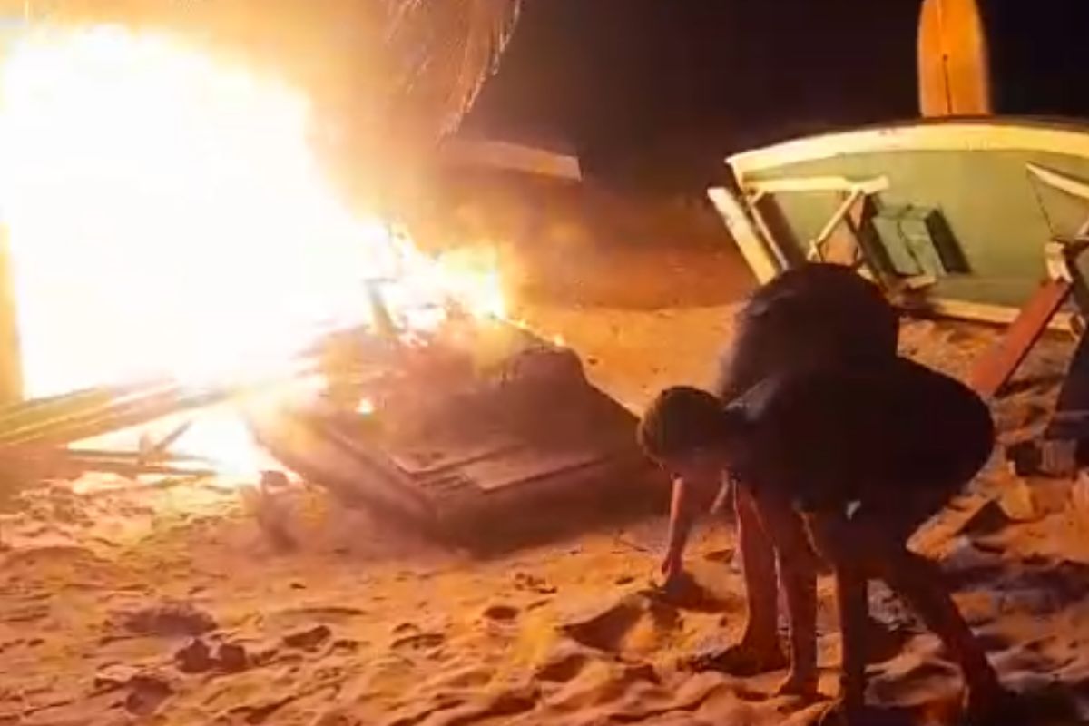 Canoas são incendiadas na praia da Redinha