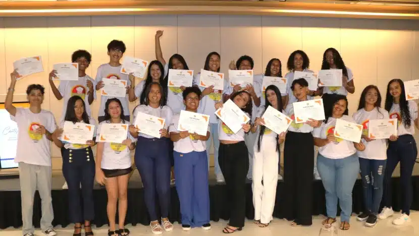 Jovens de Mãe Luiza recebem certificados de conclusão em capacitações do Senac RN