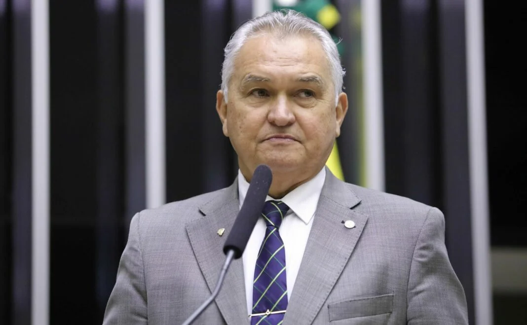 General Girão critica uso de linguagem neutra e diz que símbolos nacionais representam ‘valores do país’