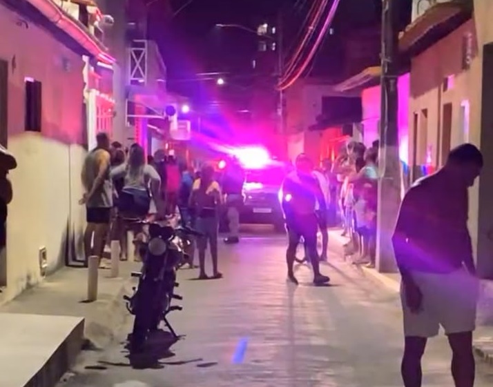 Homem é agredido e morto a tiro após suposto assalto nas Rocas