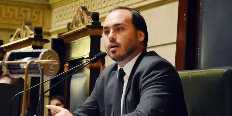 Carlos Bolsonaro se pronuncia e rebate Marçal após ser chamado de “retardado” e “estúpido”