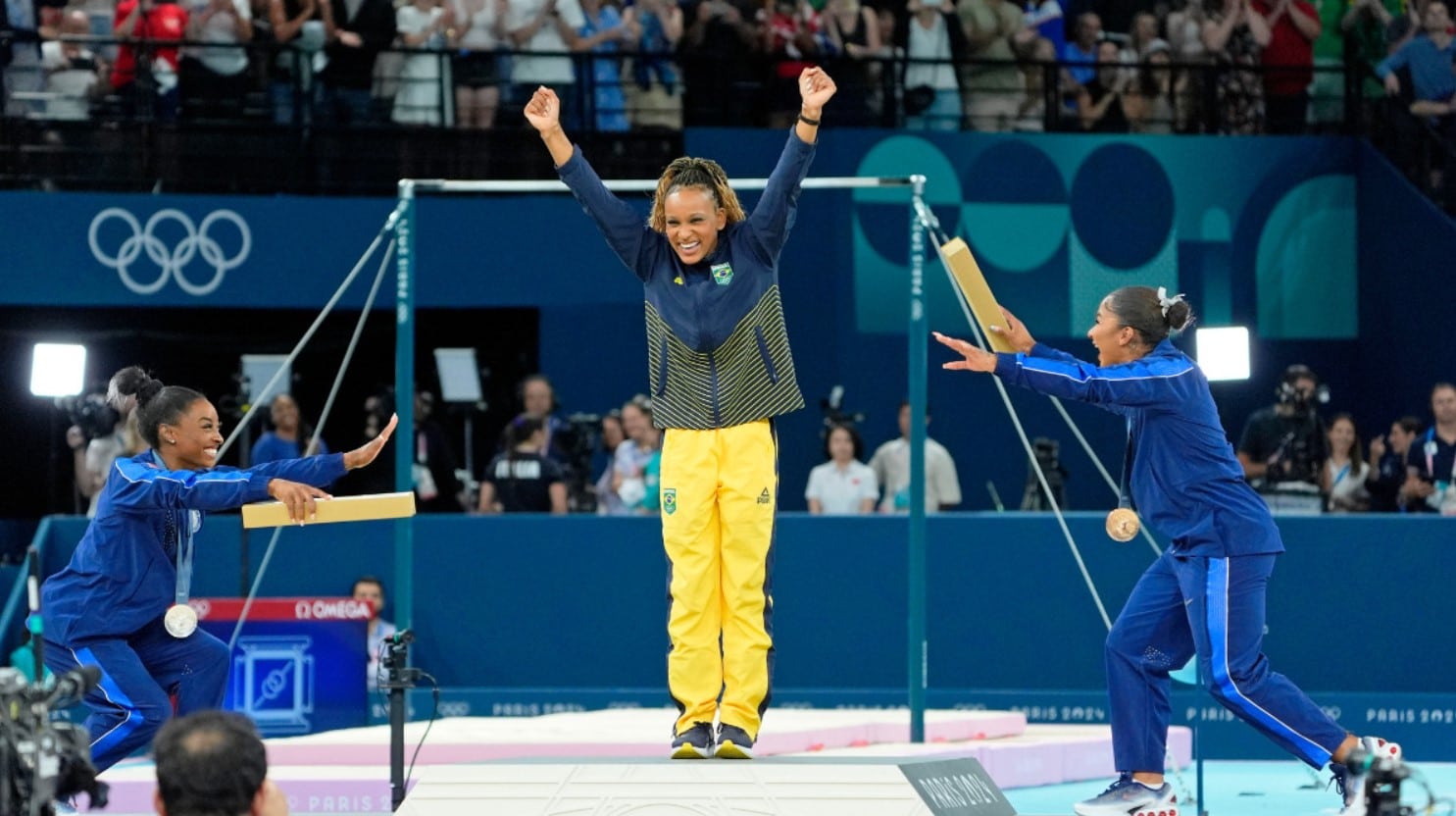 Americanas reverenciam Rebeca Andrade no pódio após ouro no solo