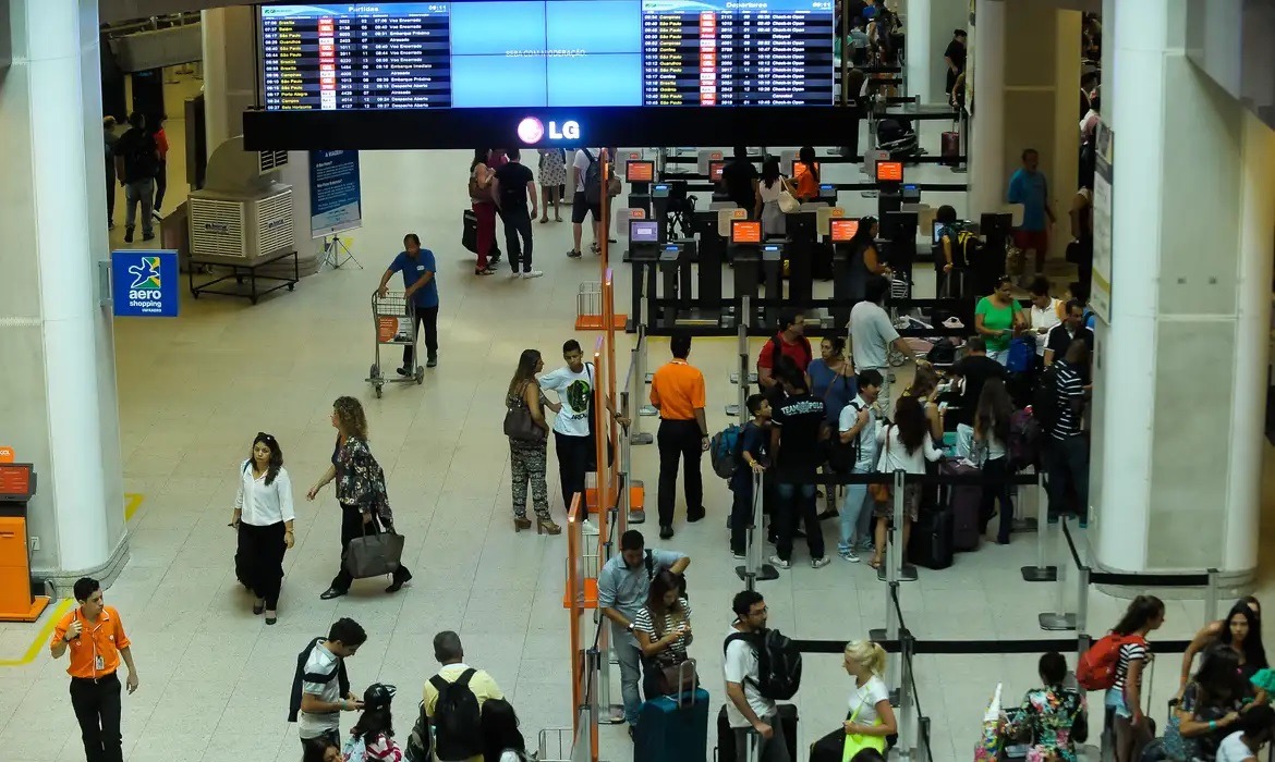 Justiça do RN determina que empresa aérea deve indenizar passageiros por cancelamento de voo