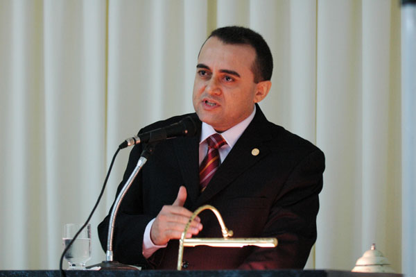 Na disputa por um cargo que exige ética, Jeancarlo é punido por violar resolução do CFM