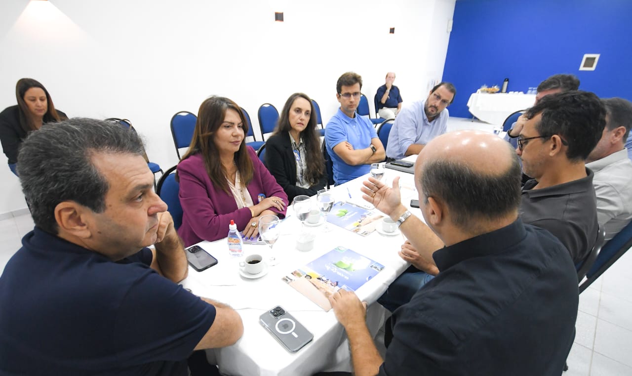 Candidato a prefeito de Natal, Carlos Eduardo, solicita e recebe da ABIH-RN um documento com prioridades para fortalecer o turismo em Natal
