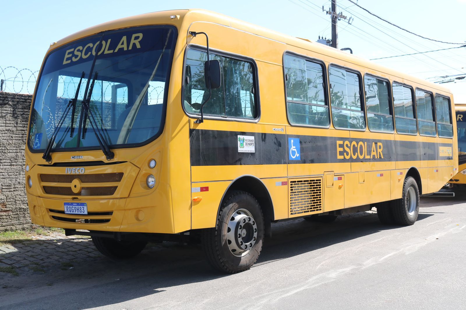 Parnamirim amplia oferta de transporte escolar com veículo adaptado para alunos da rede municipal