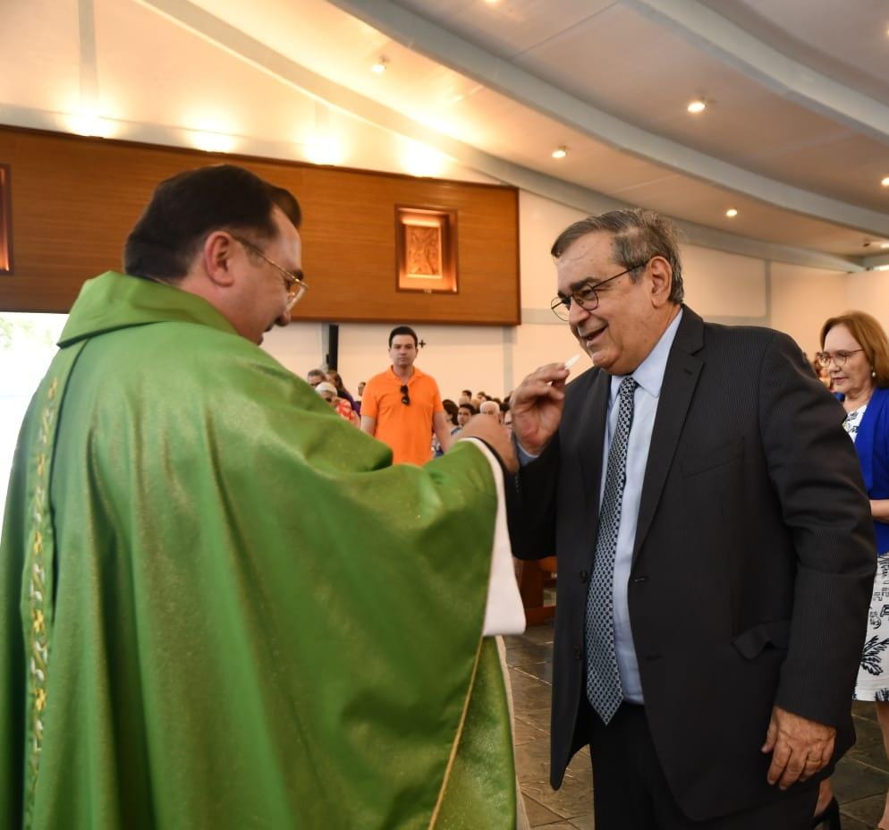 Prefeito Álvaro Dias participa de missa e entrega de Título de Cidadão Natalense ao Monsenhor Valdir Cândido