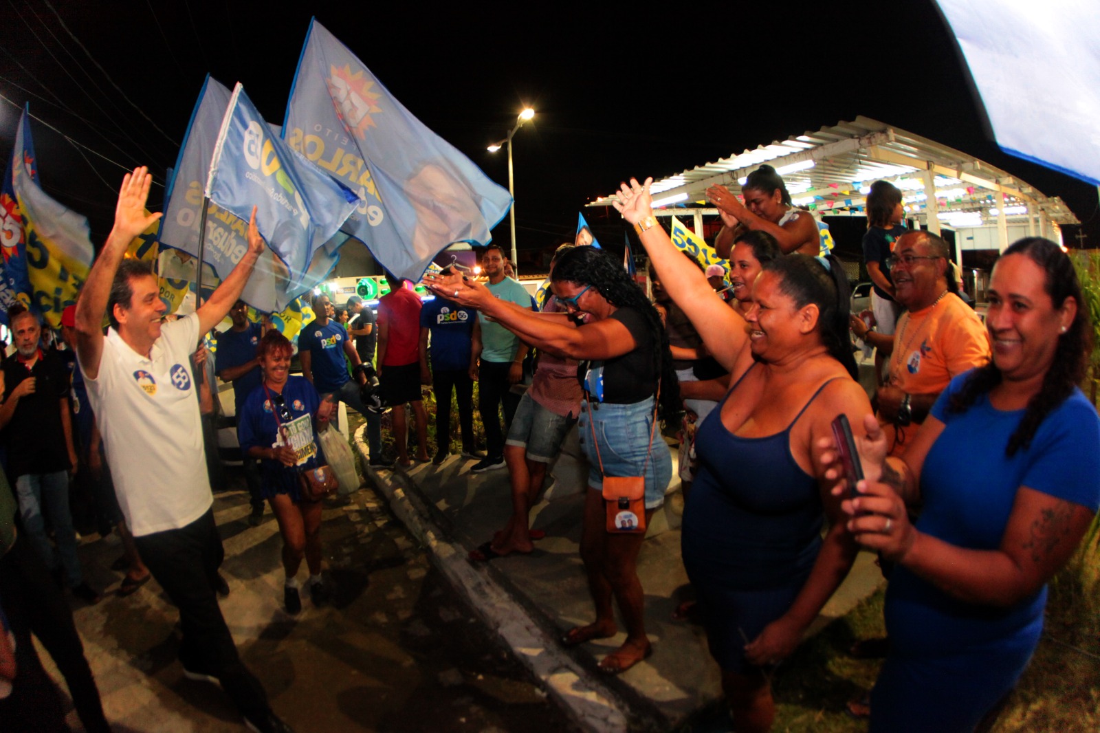 Carlos Eduardo destaca legado de urbanização no Passo da Pátria durante grande caminhada