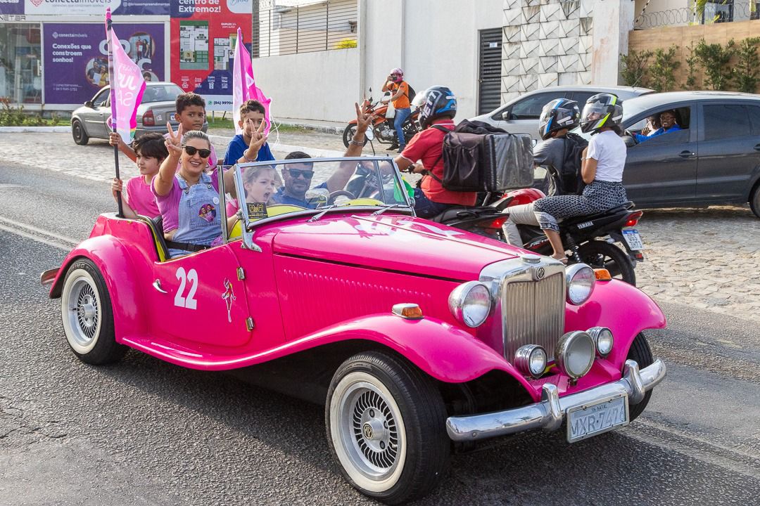 Adesivaço de Jussara, em Extremoz, reúne mais de 600 veículos. Prefeita desfila em calhambeque rosa 22 e causa "frisson"