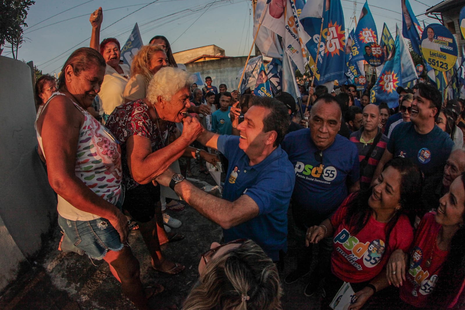 Carlos Eduardo lidera grande caminhada em Igapó e destaca: "A zona Norte está abandonada"