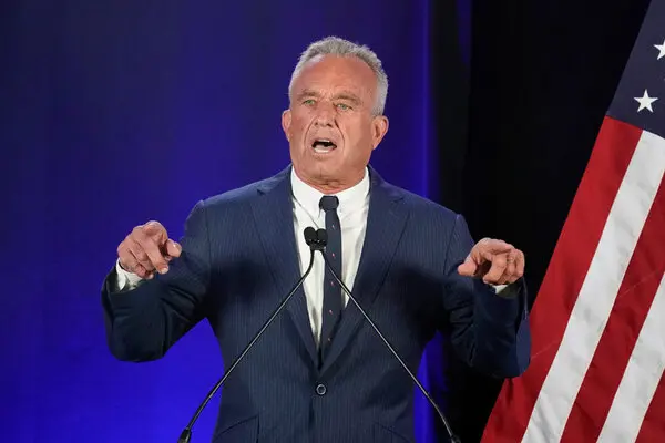Robert F. Kennedy Jr. abandona candidatura à Presidência e anuncia apoio a Trump