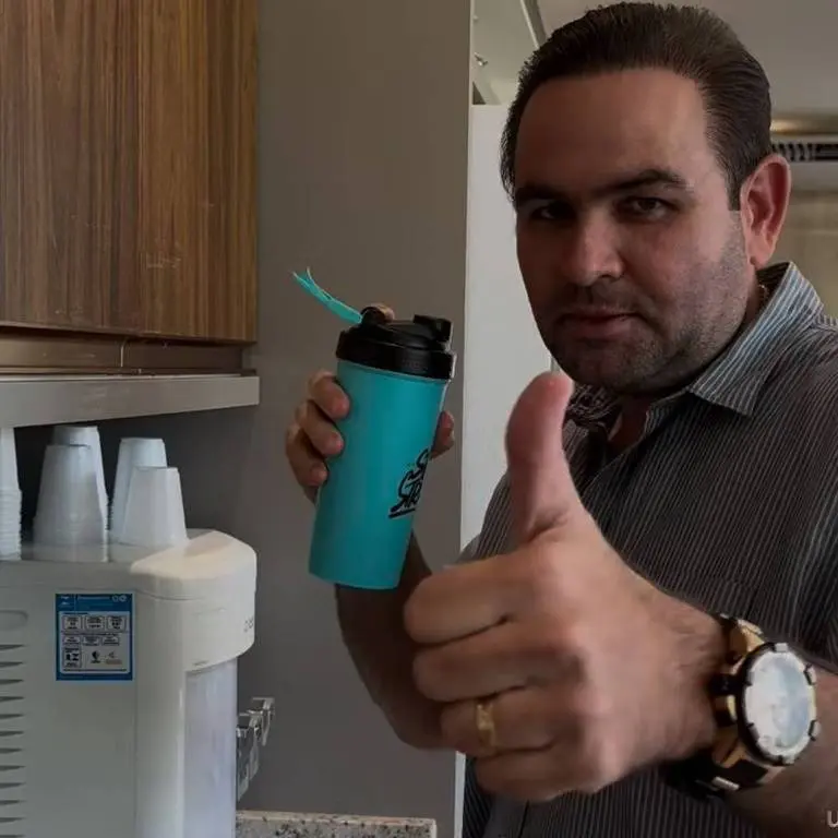 Prefeito promete academia e whey protein de graça em campanha para aliado