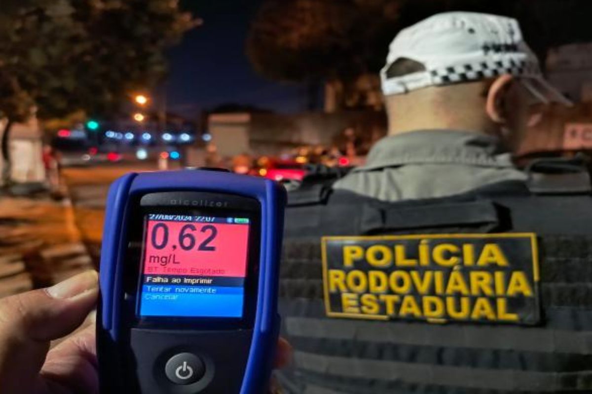 Pai preso na Lei Seca liga para filho que também é detido pelo mesmo crime