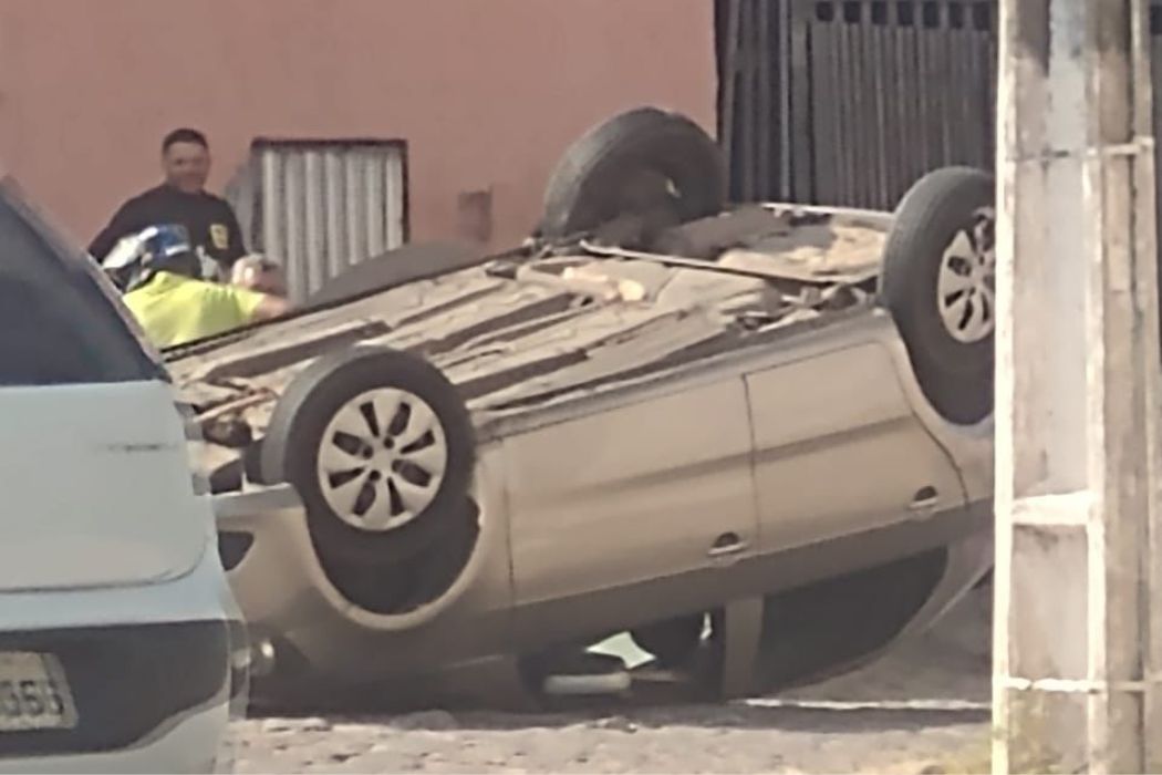 Carro capota após colidir com outro na Zona Norte de Natal