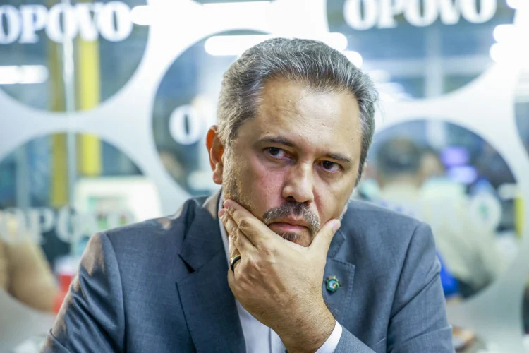 Petista, governador do Ceará promete bíblias nas escolas públicas