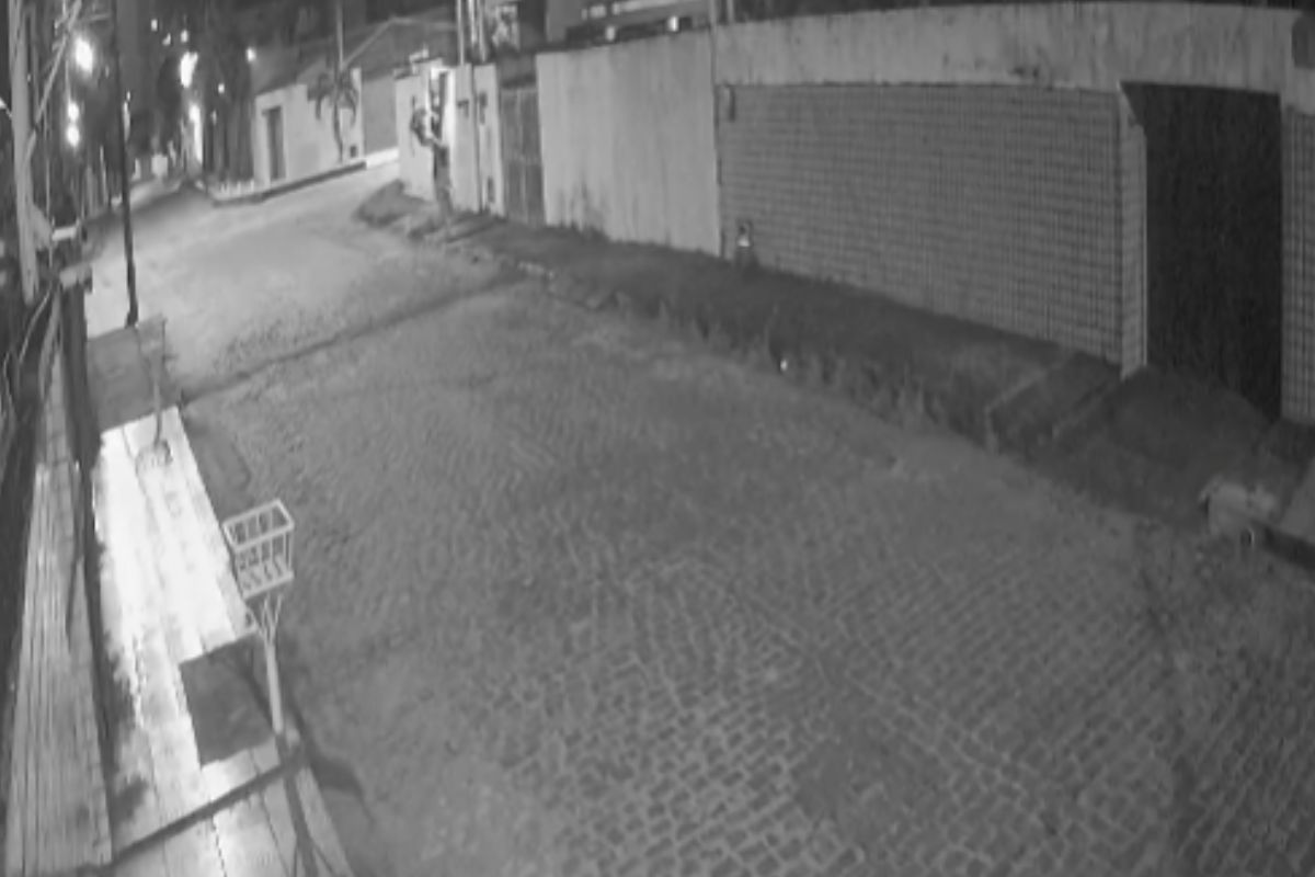Vandalismo: câmeras de segurança flagram adolescentes derrubando portão na Grande Natal