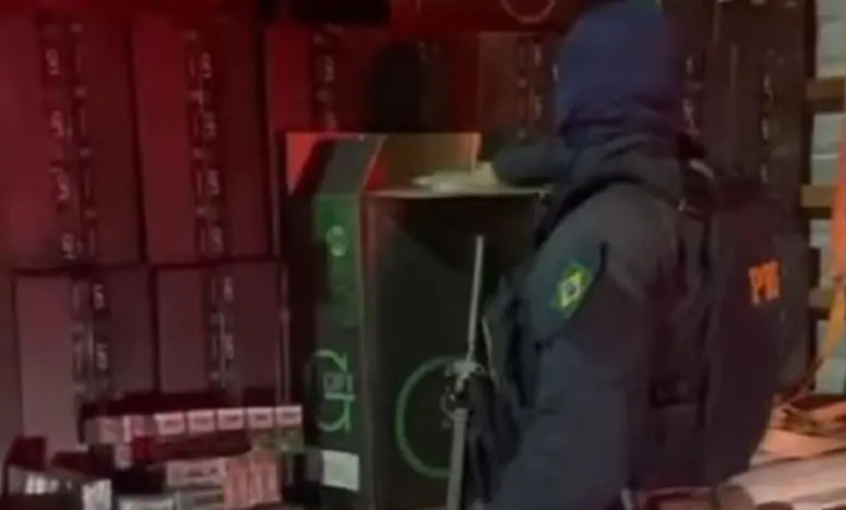 PRF apreende 900 mil maços de cigarros contrabandeados e prende três pessoas no RN