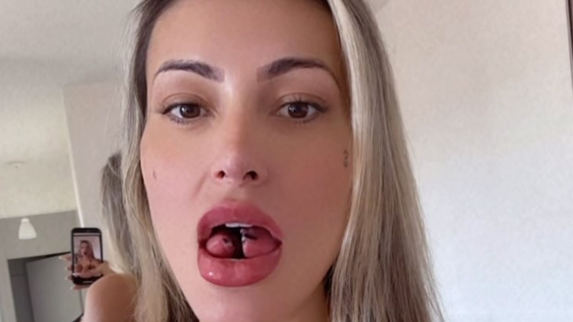Após bifurcar língua, Andressa Urach planeja colocar um terceiro seio