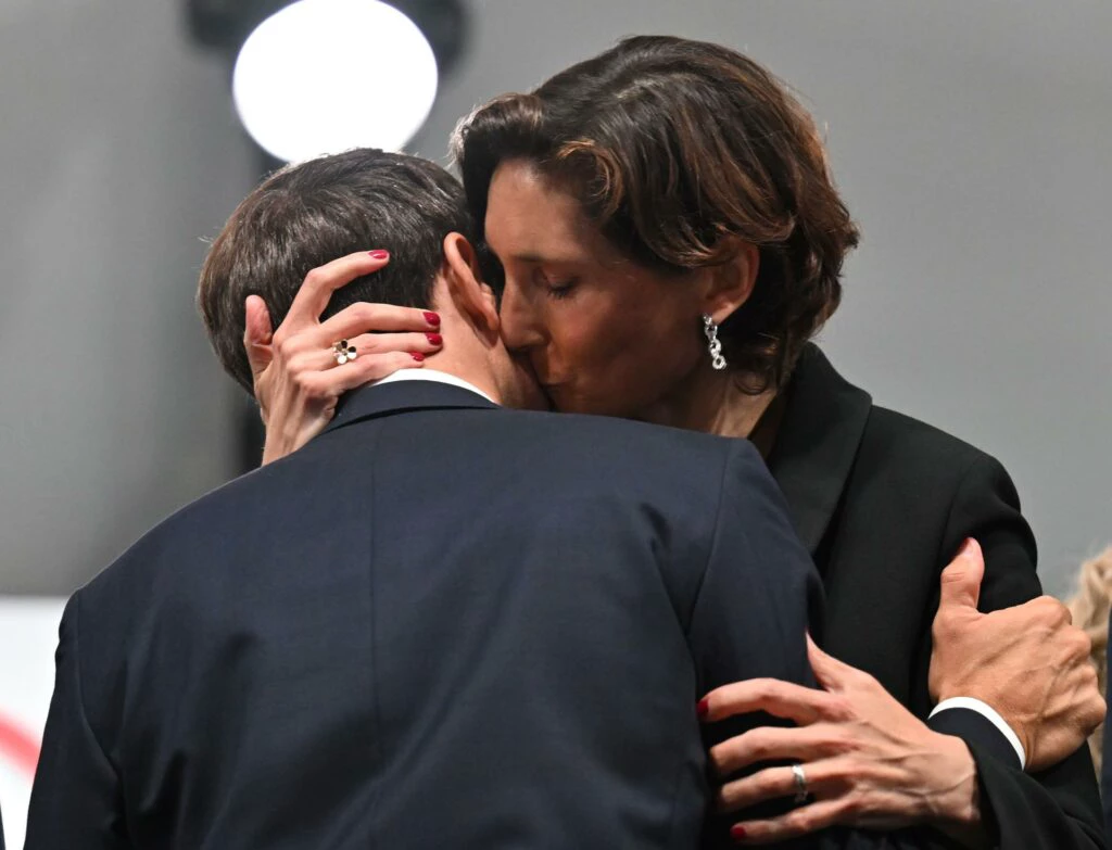 “Indecente” e “estranho”: Beijo entre Macron e ministra polemiza