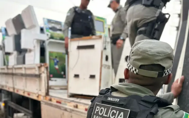 PM apreende cerca de 100 máquinas caça-níqueis em Igapó