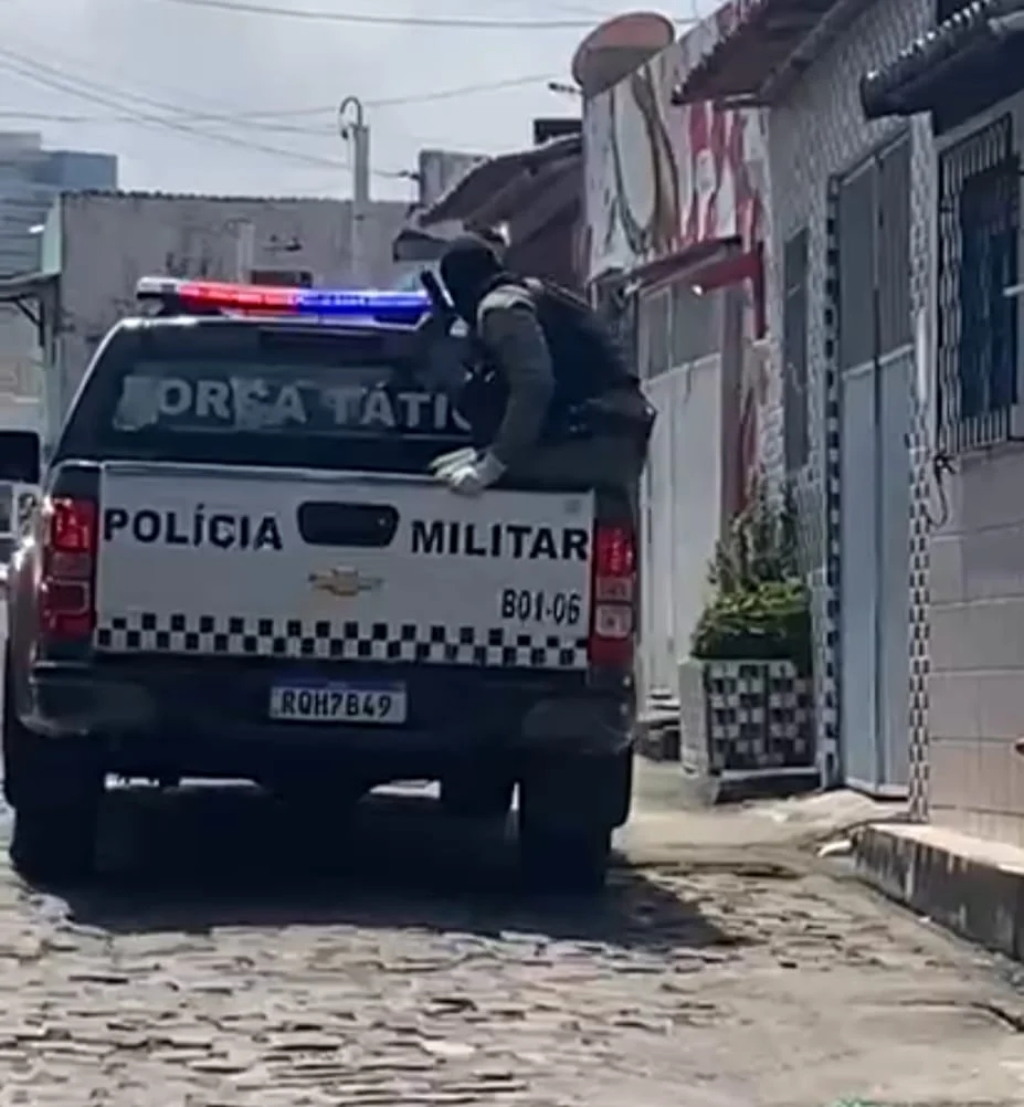 Irmãos mortos em confronto com a PM faziam 'selfies' armados na escadaria de Mãe Luiza