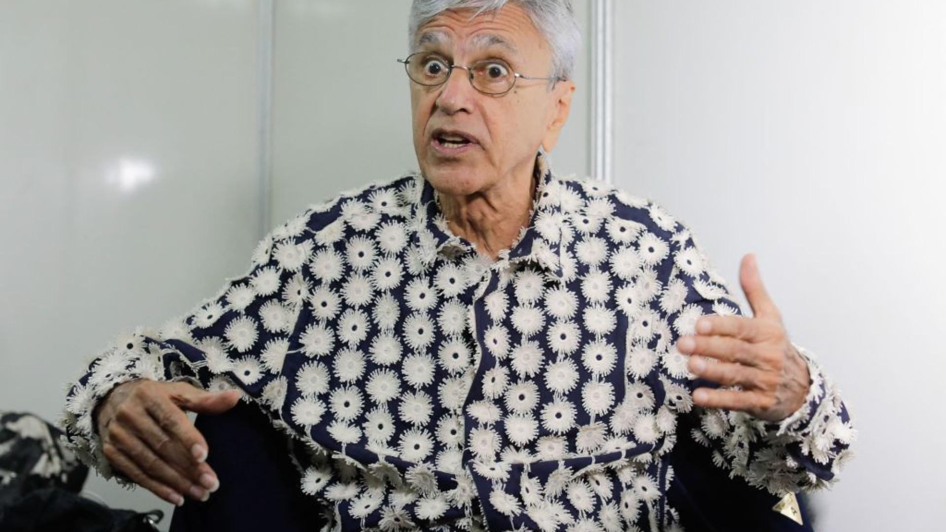 Caetano Veloso processa Carlos Bolsonaro por uso de 'Leãozinho' em publicação