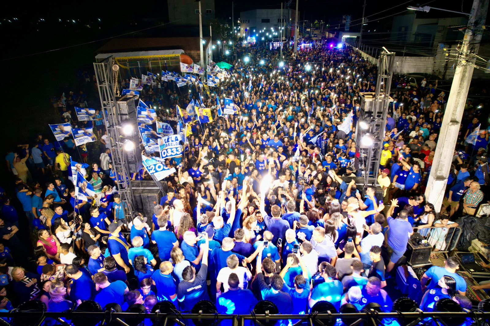 Passeata transforma bairro de Santa Cruz em um 'mar azul'
