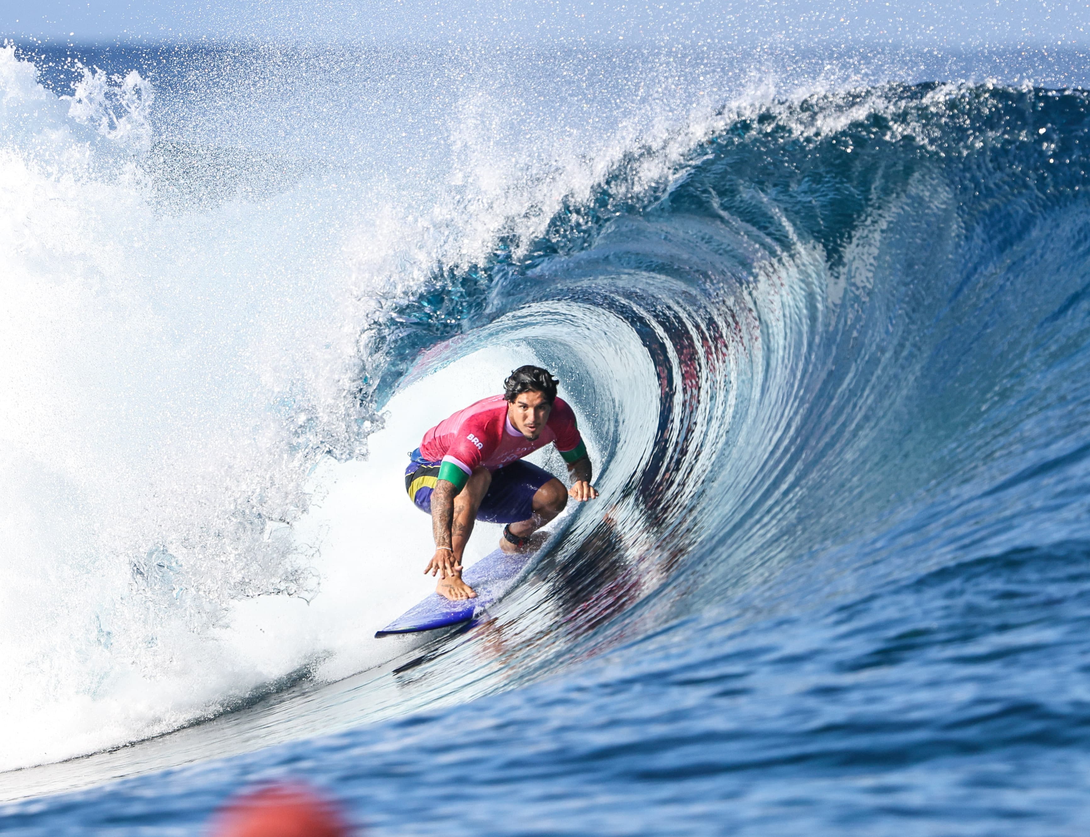 Gabriel Medina supera Chumbinho e avança à semifinal no surfe