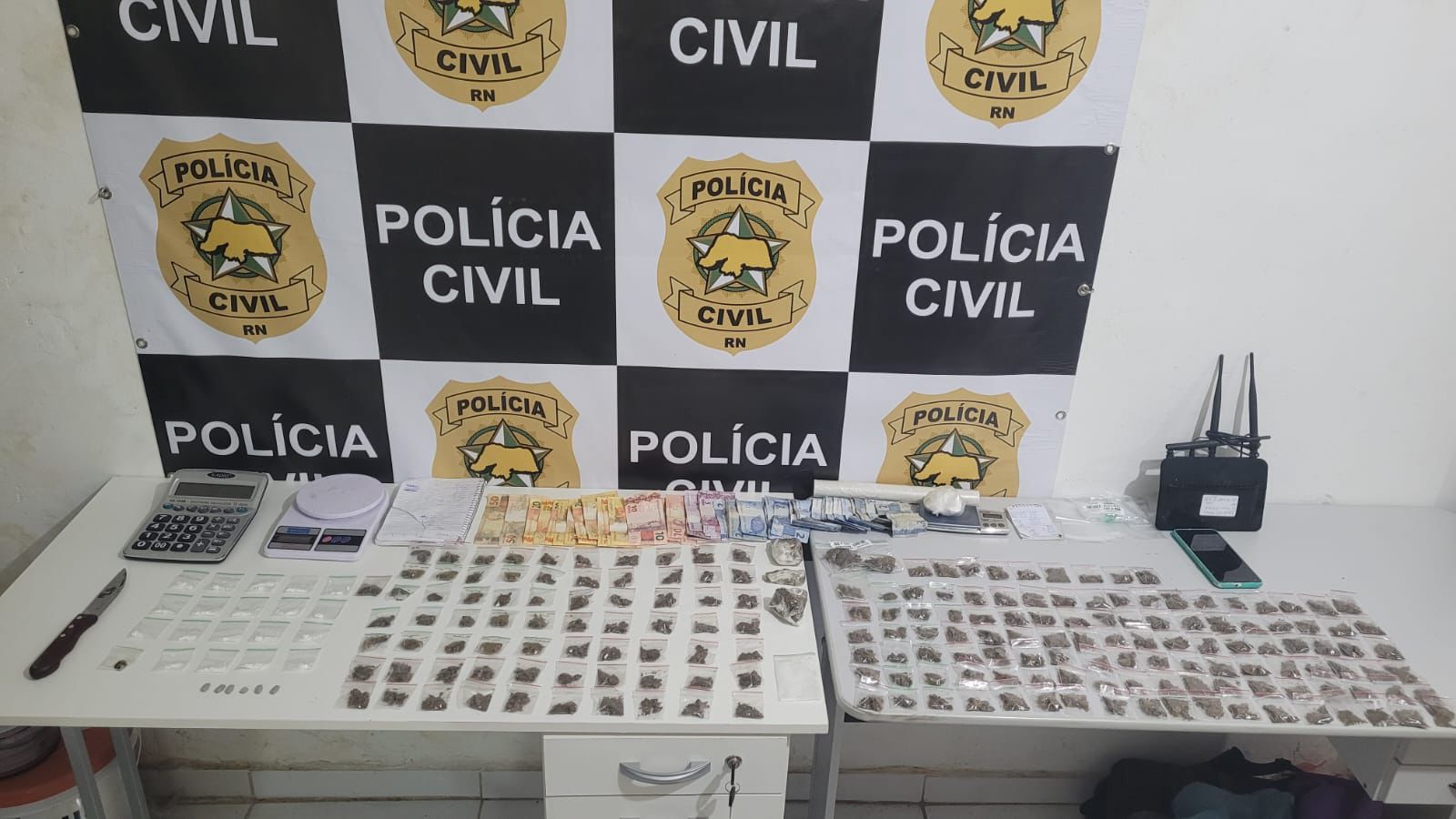 Casal sai de Natal para comandar 'boca de fumo' em Pipa, mas acaba preso