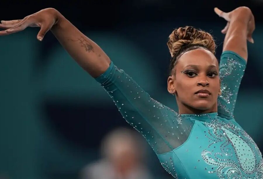 Rebeca Andrade conquista ouro no solo e se torna maior medalhista do Brasil em Olimpíadas