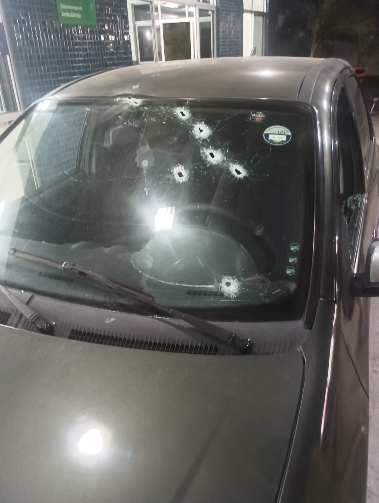 Criminosos assaltam motorista por aplicativo, tentam roubar outro carro, mas policial penal reage e 'de menor' é baleado