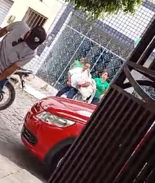 Prefeito de cidade do RN faz gesto obsceno contra eleitor de adversário político