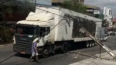 Carreta derruba poste na av. Antônio Basílio e interrompe energia em bairro de Natal