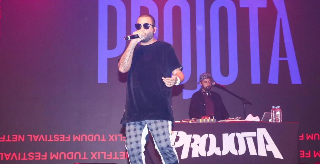 Após ser alvo de bandidos, cantor relata críticas da web: “Fez o L”