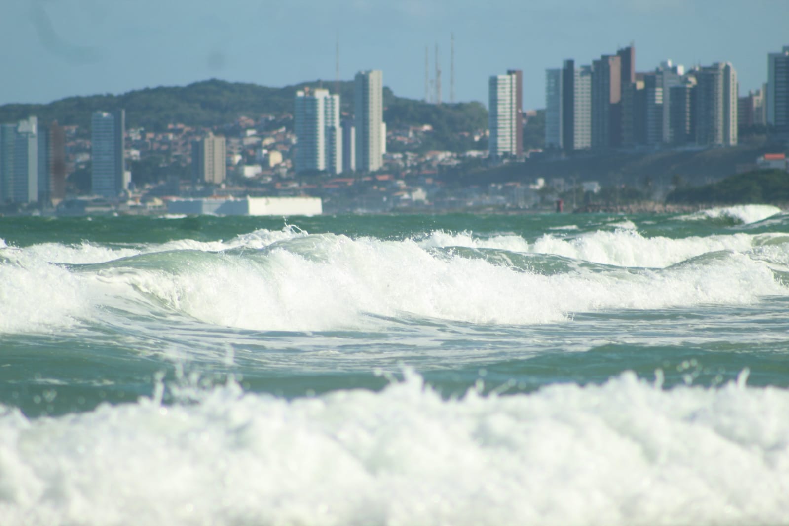 Vidente viraliza ao prever tsunami no RN; especialista explica