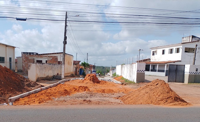 Obras de calçamento em ruas do Bairro El Shaday, em Extremoz, seguem em ritmo acelerado