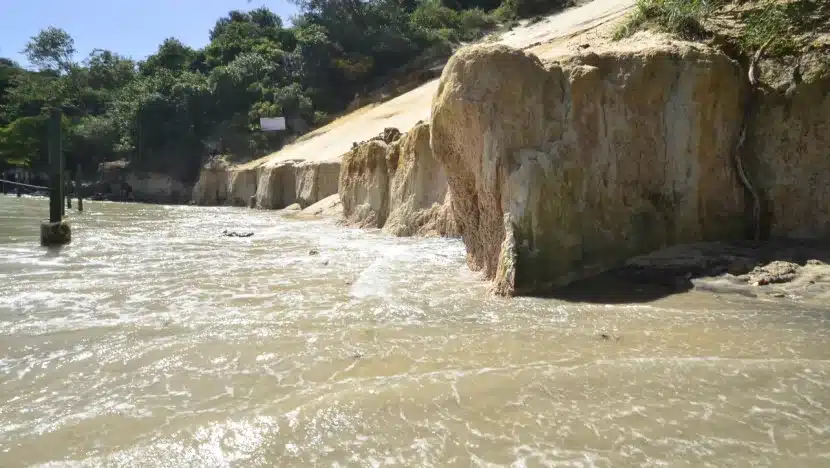 Base do Morro do Careca é isolada para conter danos causados por avanço do mar