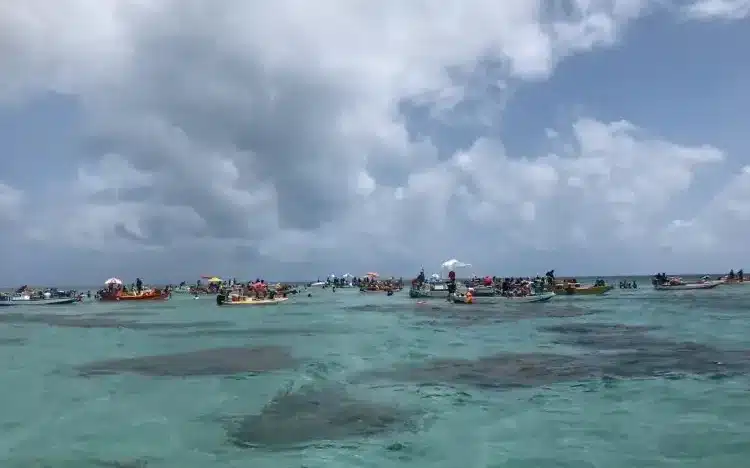 NOVAMENTE: Lancha passa por naufrágio nas piscinas naturais de Rio do Fogo