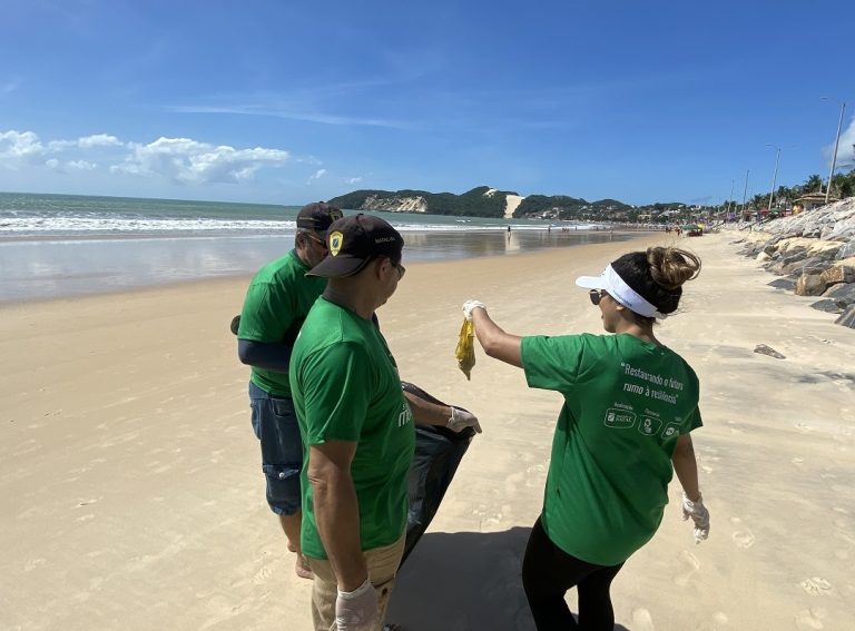 Ação de limpeza acontece na Via Costeira