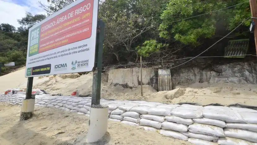 Base do Morro do Careca, em Ponta Negra, é isolada com sacos de areia e placas de interdição