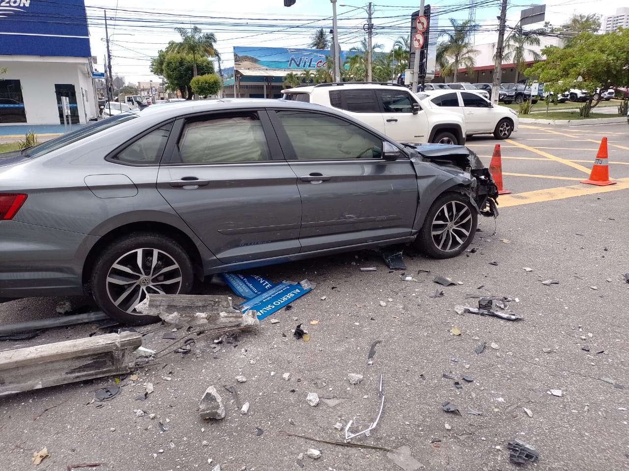Acidente: carro bate e derruba poste na Avenida Prudente de Morais
