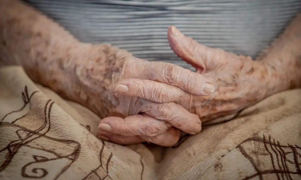 Setembro Amarelo: como os fatores sociais impactam na saúde mental das pessoas idosas