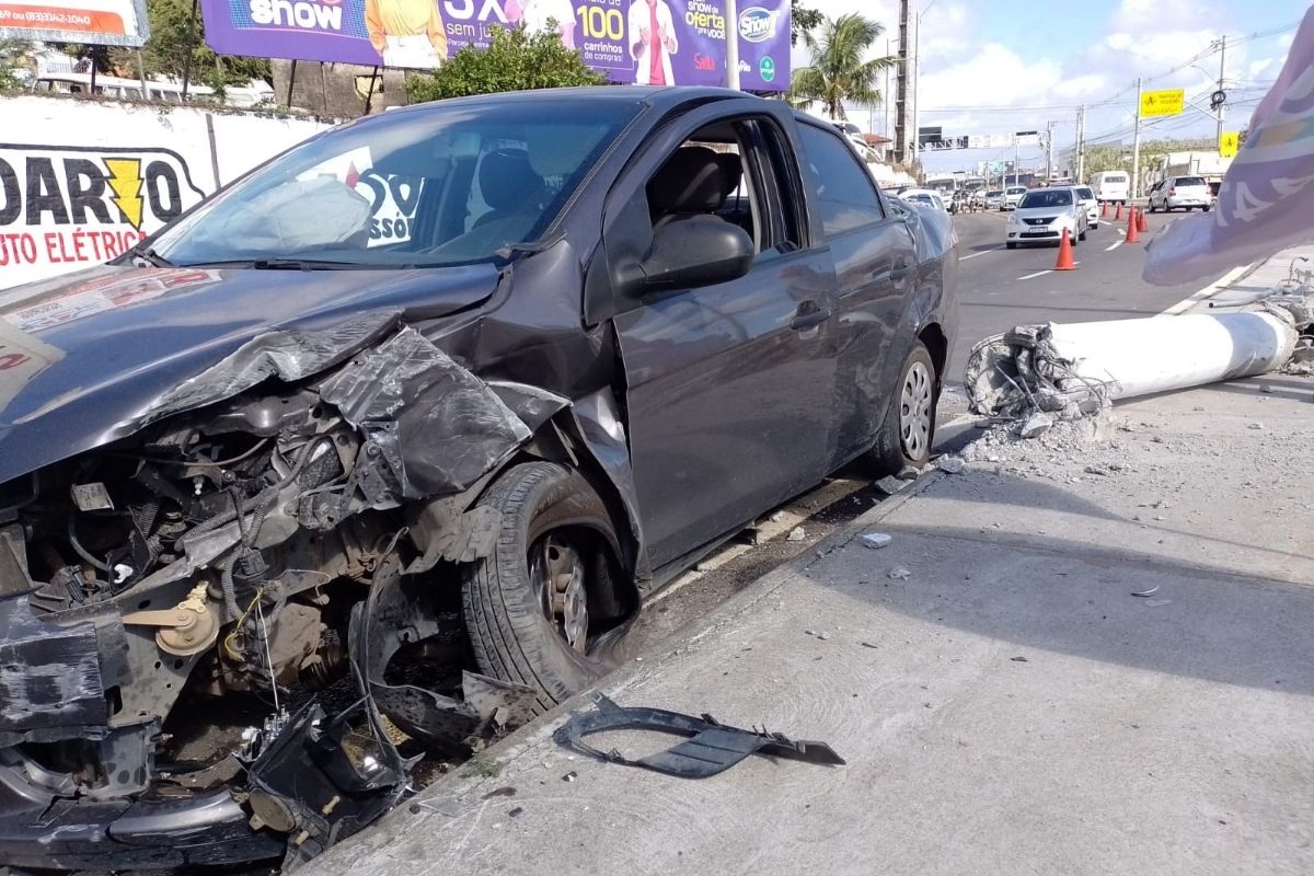 Acidente bloqueia o trânsito na av. Felizardo Moura, no bairro Nordeste
