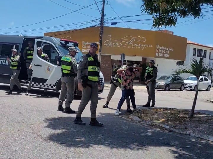 PM prende homem em flagrante, após espancar a própria mãe a pauladas na zona Sul de Natal