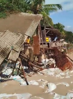 Barracas na Praia do Madeiro são destruídas pela maré alta